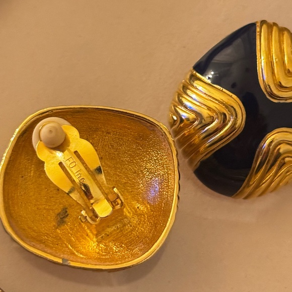 Modern Abstract Mob Wife VTG Clip On Earrings - Picture 8 of 10